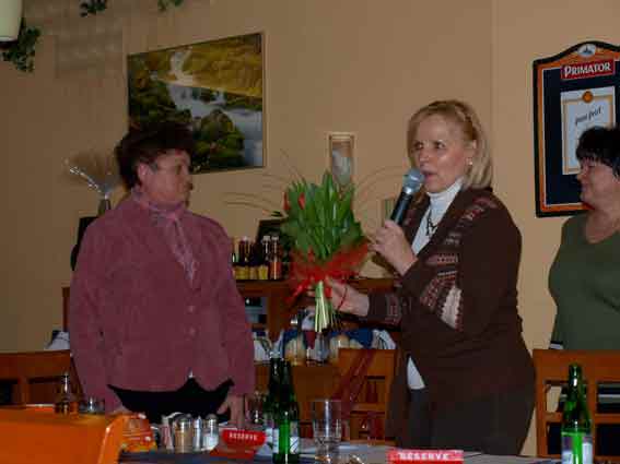 Místopředsedkyně MěÚ Mgr. Benešová předává Olze Früaufové kytyci